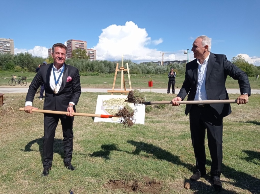 Кметът Тодор Попов и Камата направиха първа копка на Градината на света